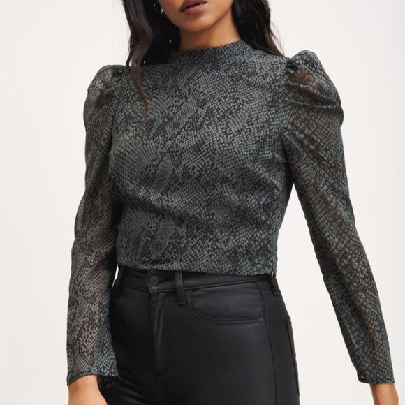 Dynamite Cropped Snake Print Blouse - Picture 3 of 7